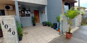 Una casa con una puerta y plantas delante de ella. en cantinho da lily, en Balneário Camboriú