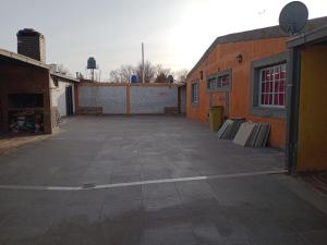 an empty parking lot next to a building at ALQUILER POR DIA EN MALARGÜE 2 Céntrico in Malargüe