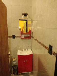 a bathroom with a red sink and a mirror at ALQUILER POR DIA EN MALARGÜE 2 Céntrico in Malargüe +7 photos