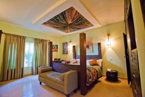 1 dormitorio con 1 cama y 1 silla en Bogobiri House, en Lagos