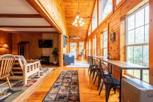 Un comedor con una mesa larga y sillas. en Big Bear Cave, en Blue Ridge