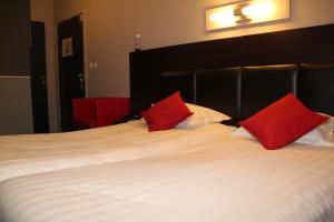 Ein Bett oder Betten in einem Zimmer der Unterkunft Hotel La Louve