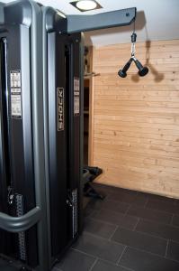 Zimmer mit einem Fitnessraum mit einer Holzwand in der Unterkunft Escuderos Hotel Cruz in Argamasilla de Calatrava