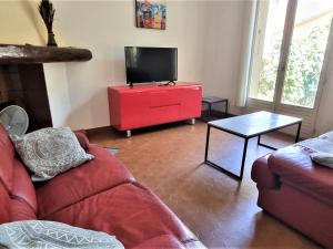 Televisyen dan/atau pusat hiburan di Charmante maison climatisée proche plage et commerces à Banyuls-sur-Mer, jardin et terrasse - FR-1-309-34 +2 gambar