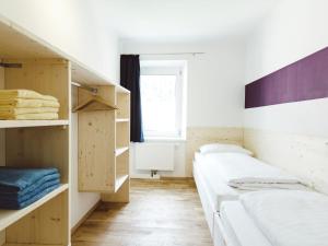 Een stapelbed of stapelbedden in een kamer bij Heritage Apartment in Eisenerz near Ski Area 