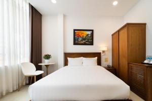 Postel nebo postele na pokoji v ubytování Saigon Park Hotel Dist 1