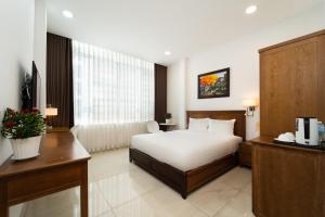 Postel nebo postele na pokoji v ubytování Saigon Park Hotel Dist 1