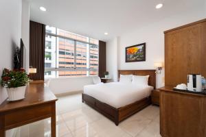 Postel nebo postele na pokoji v ubytování Saigon Park Hotel Dist 1