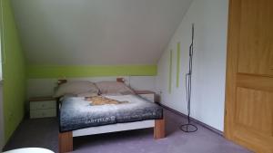Łóżko lub łóżka w pokoju w obiekcie Familien Zeit