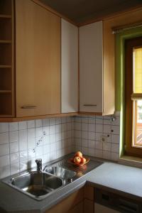 kuchnia ze zlewem i miską owoców w obiekcie Familien Zeit w mieście Bad Mitterndorf