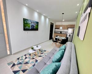 a living room with a couch and a kitchen at 201S Apartamento de ensueño in Vallecito