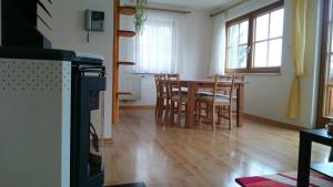eine Küche und ein Esszimmer mit einem Tisch und Stühlen in der Unterkunft Familien Zeit in Bad Mitterndorf