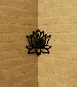 un panneau de fleurs noires sur un mur de briques dans l'établissement UniveDo ユニブ堂, à Osaka 71 autres photos