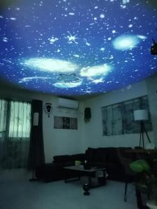 - un salon doté d'un plafond bleu avec des étoiles dans l'établissement UniveDo ユニブ堂, à Osaka