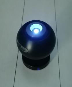 un objet bleu avec une lumière sur une table dans l'établissement UniveDo ユニブ堂, à Osaka