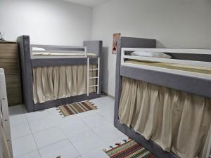 Posteľ alebo postele v izbe v ubytovaní Legacy Hostel