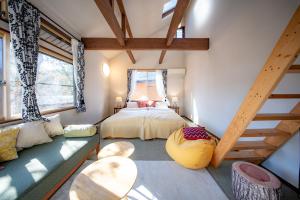 白馬村にあるKawa Mountains Hakubaのベッドと階段のある寝室
