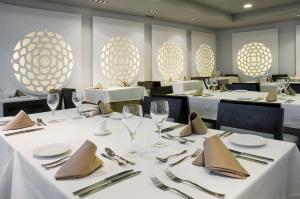 Reštaurácia alebo iné gastronomické zariadenie v ubytovaní Kn Hotel Arenas del Mar Adults Only