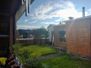 a backyard with a wooden fence and a house at Tribal house in Río Seco