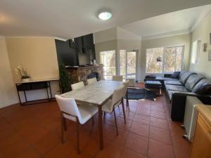 スレッドボにあるInala 3 - Thredboのテーブルとソファのあるリビングルーム