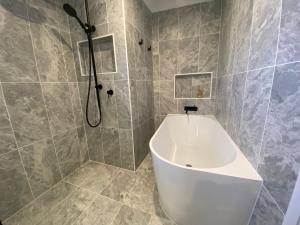 スレッドボにあるInala 3 - Thredboのバスタブとシャワー付きのバスルーム +6枚の写真