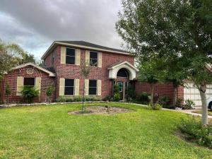 a brick house with a tree in the yard at Casa Colibrí in Harlingen