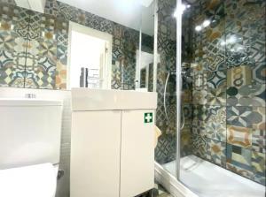 une salle de bains avec douche, lavabo et miroir dans l'établissement Al- Hamma Suites II - 2nd floor, à Lisbonne