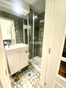 une salle de bain avec douche et lavabo dans l'établissement Al- Hamma Suites II - 2nd floor, à Lisbonne