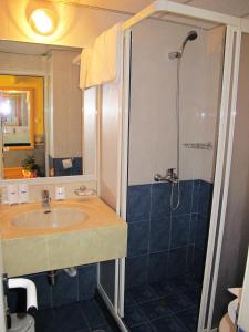 ein Bad mit einem Waschbecken und einer Dusche in der Unterkunft Briz 2 Hotel in Warna