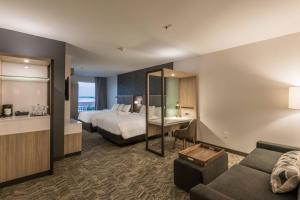 Postel nebo postele na pokoji v ubytování SpringHill Suites by Marriott Dallas Rockwall