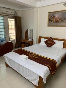 une chambre avec un grand lit dans une pièce dans l'établissement Minh Thành Hotel Hà Đông HN - by BAY LUXURY, à Dại Mõ