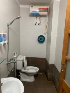 une petite salle de bain avec toilettes et lavabo dans l'établissement Minh Thành Hotel Hà Đông HN - by BAY LUXURY, à Dại Mõ