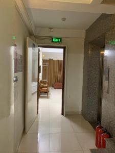 un couloir avec un panneau de sortie dans un bâtiment dans l'établissement Minh Thành Hotel Hà Đông HN - by BAY LUXURY, à Dại Mõ
