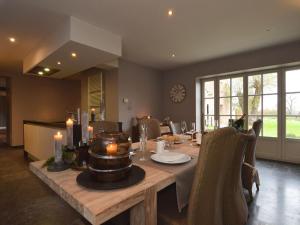 - une salle à manger avec une table et des bougies dans l'établissement Modern Home in Geel with Sauna, à Nederheide