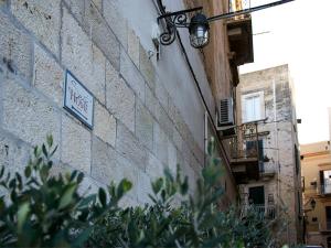 a street sign on the side of a building at B&B Suite Home Trani in Trani