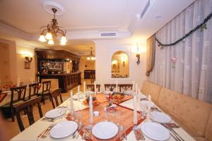 a dining room with a table and chairs and a dining room at Pension Noblesse in Băile Herculane