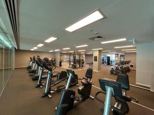 Palestra o centro fitness di Immaculate 1br Apt In Docklands Pool Free Parking