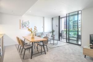 TV o dispositivi per l'intrattenimento presso Immaculate 1br Apt In Docklands Pool Free Parking