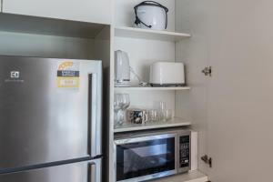 Cucina o angolo cottura di Immaculate 1br Apt In Docklands Pool Free Parking
