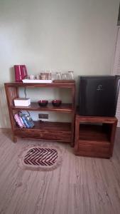 un salon avec une télévision et une table dans l'établissement Ellenbrook Rooms 18 by Mulia Cottage, à Seminyak