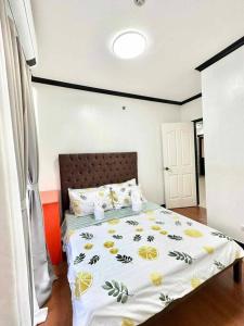 Family Suite Furnished Facing Pool客房内的一张或多张床位