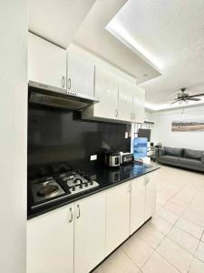 Family Suite Furnished Facing Pool的厨房或小厨房