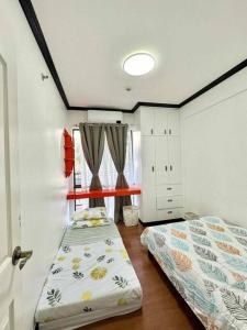 达沃市Family Suite Furnished Facing Pool的一间卧室配有一张床,一扇门配有四柱床