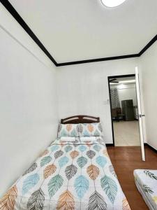 Family Suite Furnished Facing Pool客房内的一张或多张床位