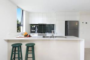 Kuchyň nebo kuchyňský kout v ubytování Sydney Lidcombe, Super Comfort, Stylish, large 2bedrooms, 2 bath, 2 free carpark, Parkview, Free Wifi