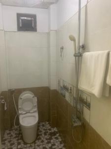 Bilik mandi di Sao Mai Hotel Đông Anh - by BAY LUXURY