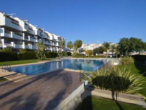 Los DolsesにあるLovely Apartment in Valencia near Seaのアパートメントの建物の前にスイミングプールがあります。