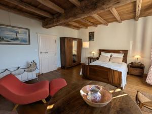 VillefagnanにあるMaison de caractère avec jardin, terrasse et équipements famille - Proche plan d'eau et forêt - FR-1-653-47の部屋にベッドとテーブルがある寝室