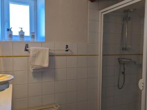 VillefagnanにあるMaison de caractère avec jardin, terrasse et équipements famille - Proche plan d'eau et forêt - FR-1-653-47のガラスドア付きのシャワー付きのバスルーム +27枚の写真