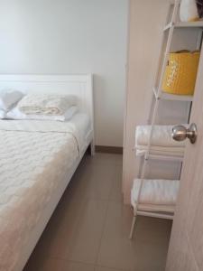 Rúm í herbergi á Urban Oasis 2BR Condo with Multiple Pools at SMDC Charm Residences
